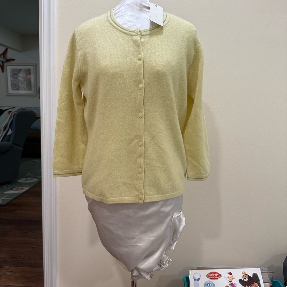 *NWT - GAP Women's Light Yellow Cardigan (sz lg)
